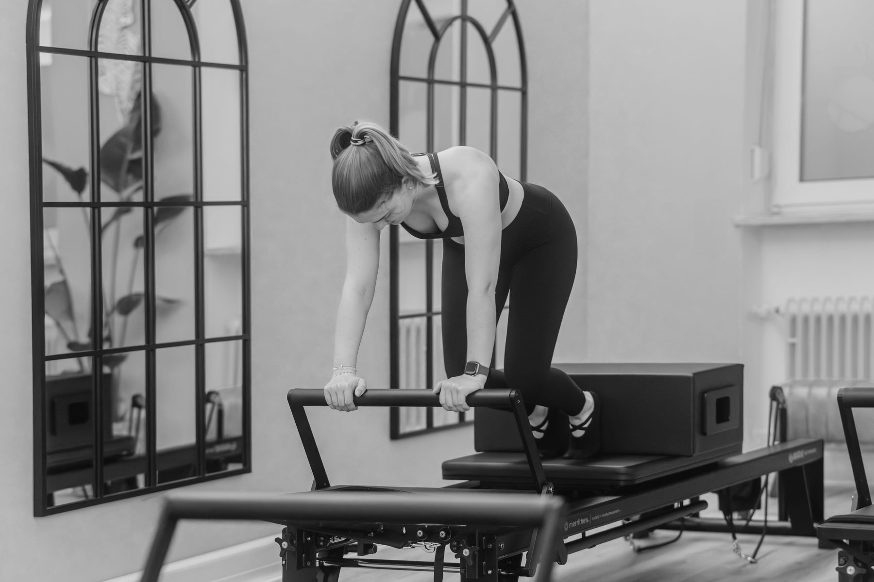 Reformer Pilates Rowing am Fußbalken