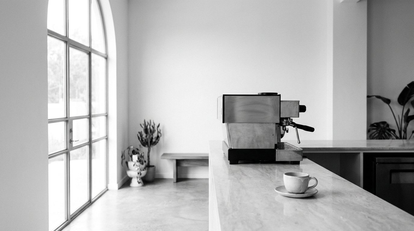 Café im GINIS Club — Espresso Bar mit Bogenfenster und Seeblick